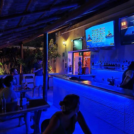 New Friends Hostel & Bar Adults Only Вальядолид Экстерьер фото