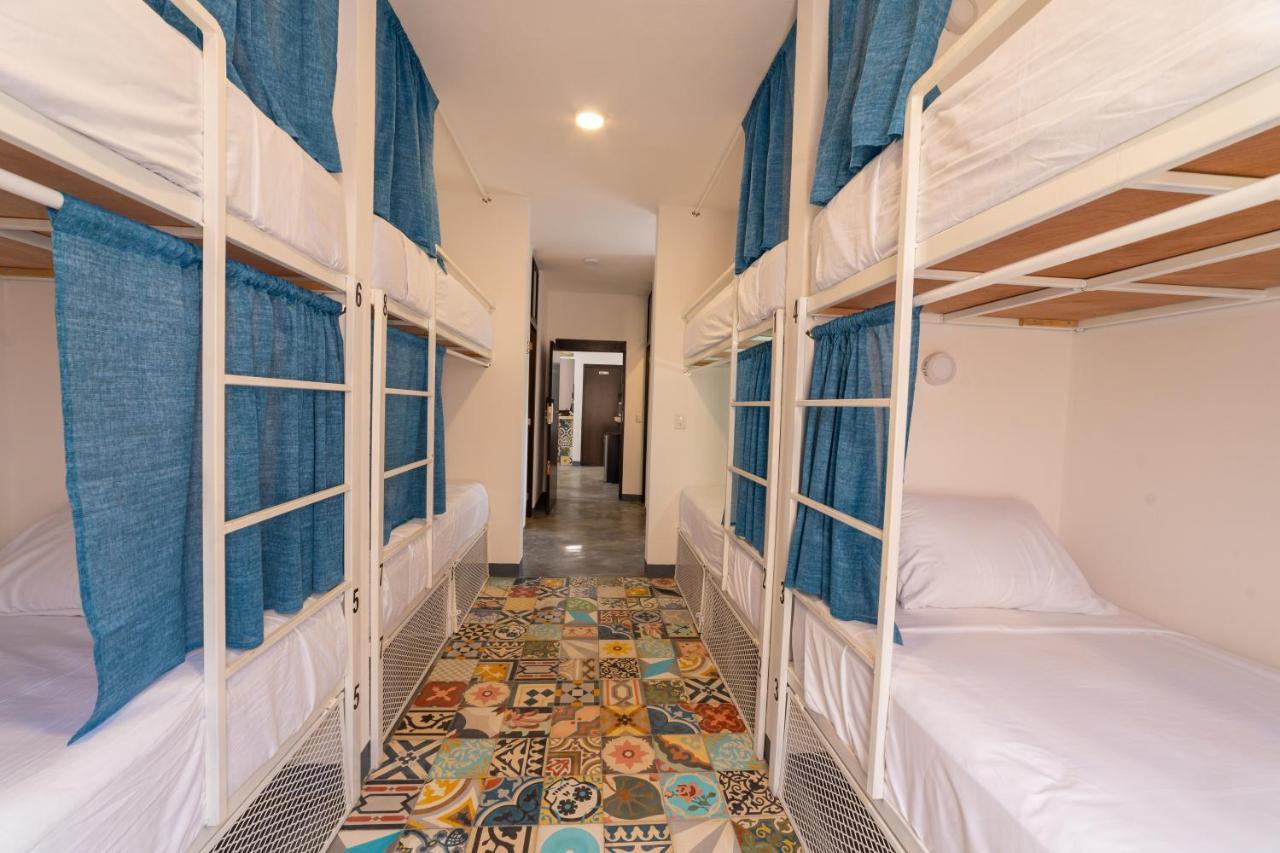 New Friends Hostel & Bar Adults Only Вальядолид Экстерьер фото