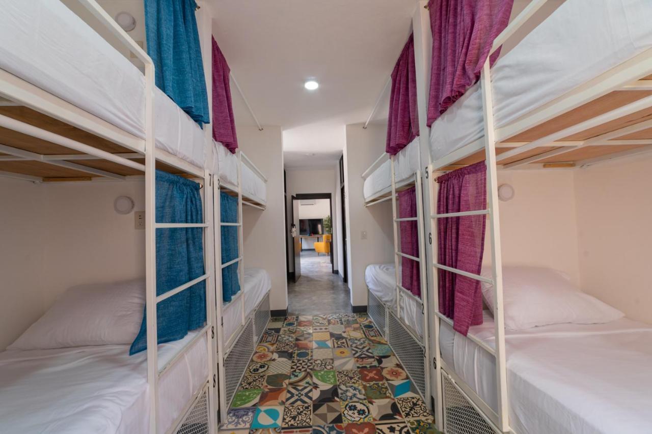 New Friends Hostel & Bar Adults Only Вальядолид Экстерьер фото