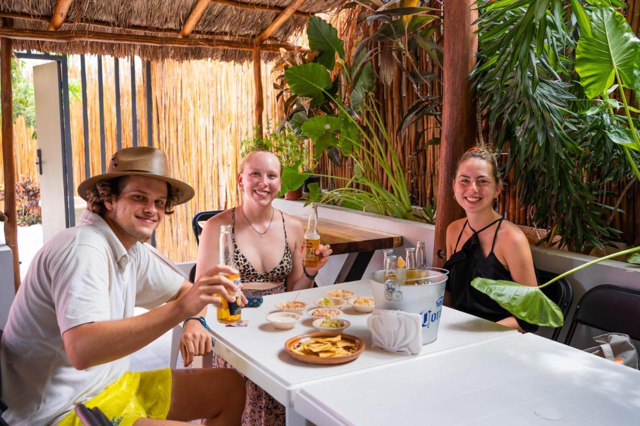 New Friends Hostel & Bar Adults Only Вальядолид Экстерьер фото