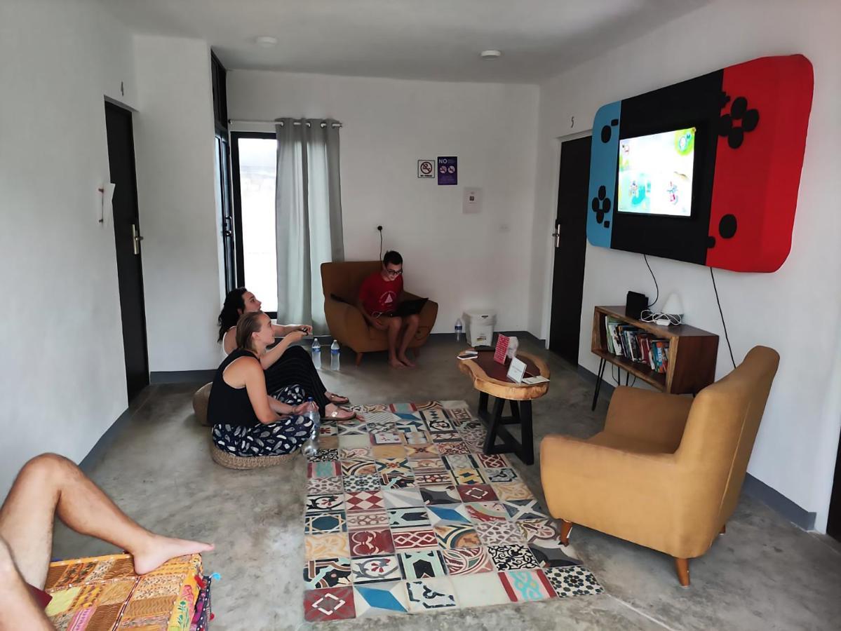 New Friends Hostel & Bar Adults Only Вальядолид Экстерьер фото