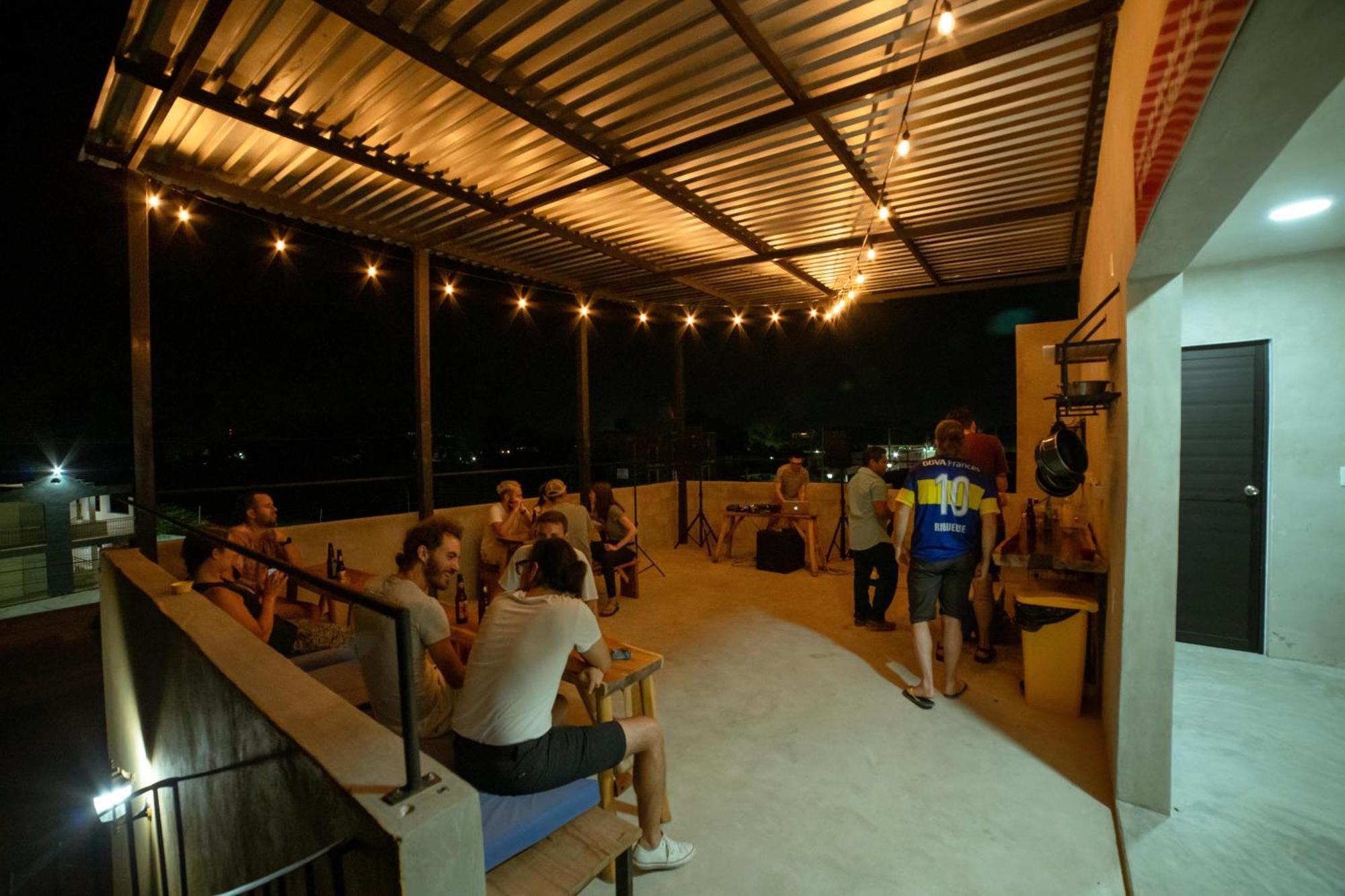 New Friends Hostel & Bar Adults Only Вальядолид Экстерьер фото
