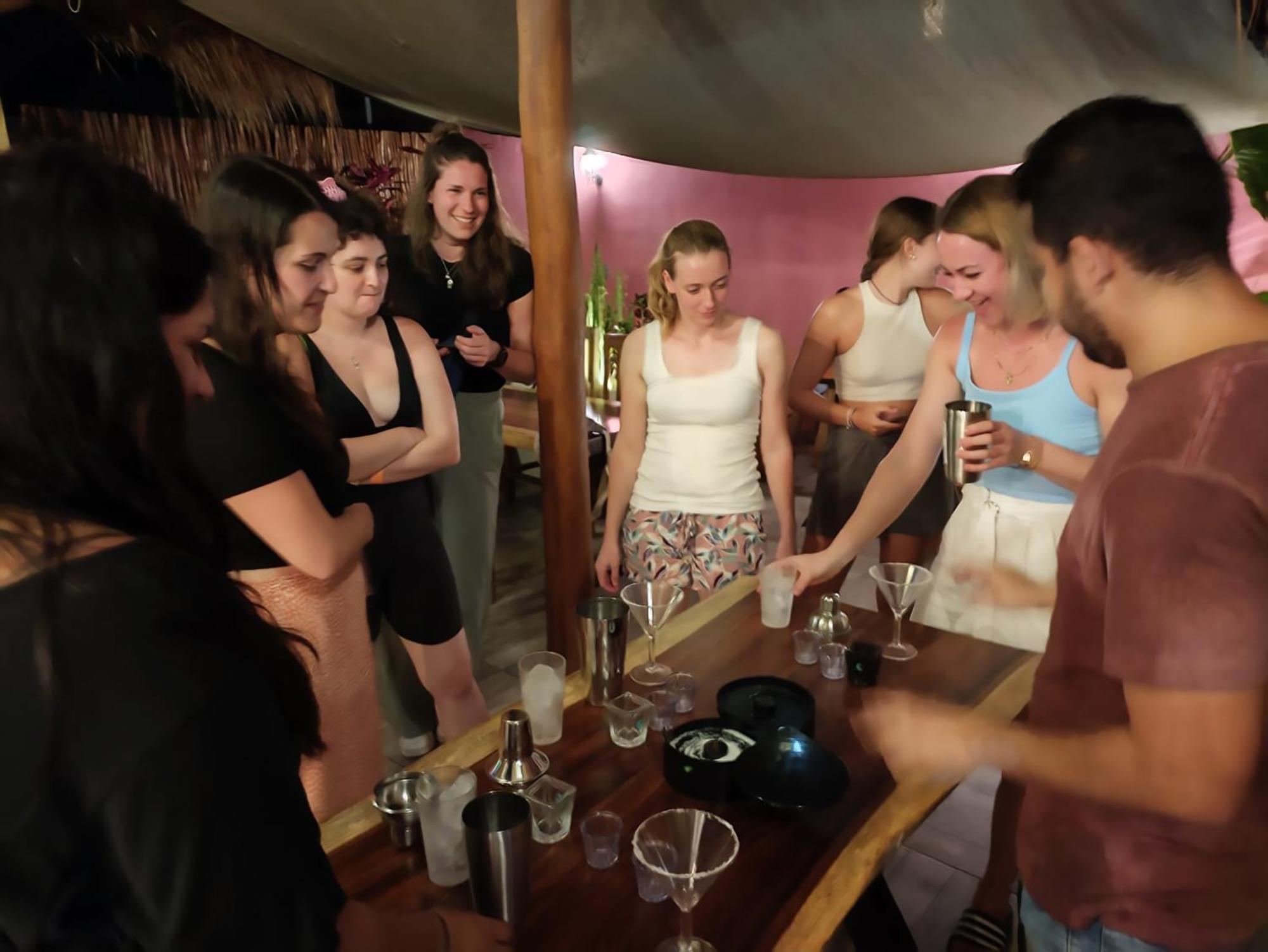 New Friends Hostel & Bar Adults Only Вальядолид Экстерьер фото
