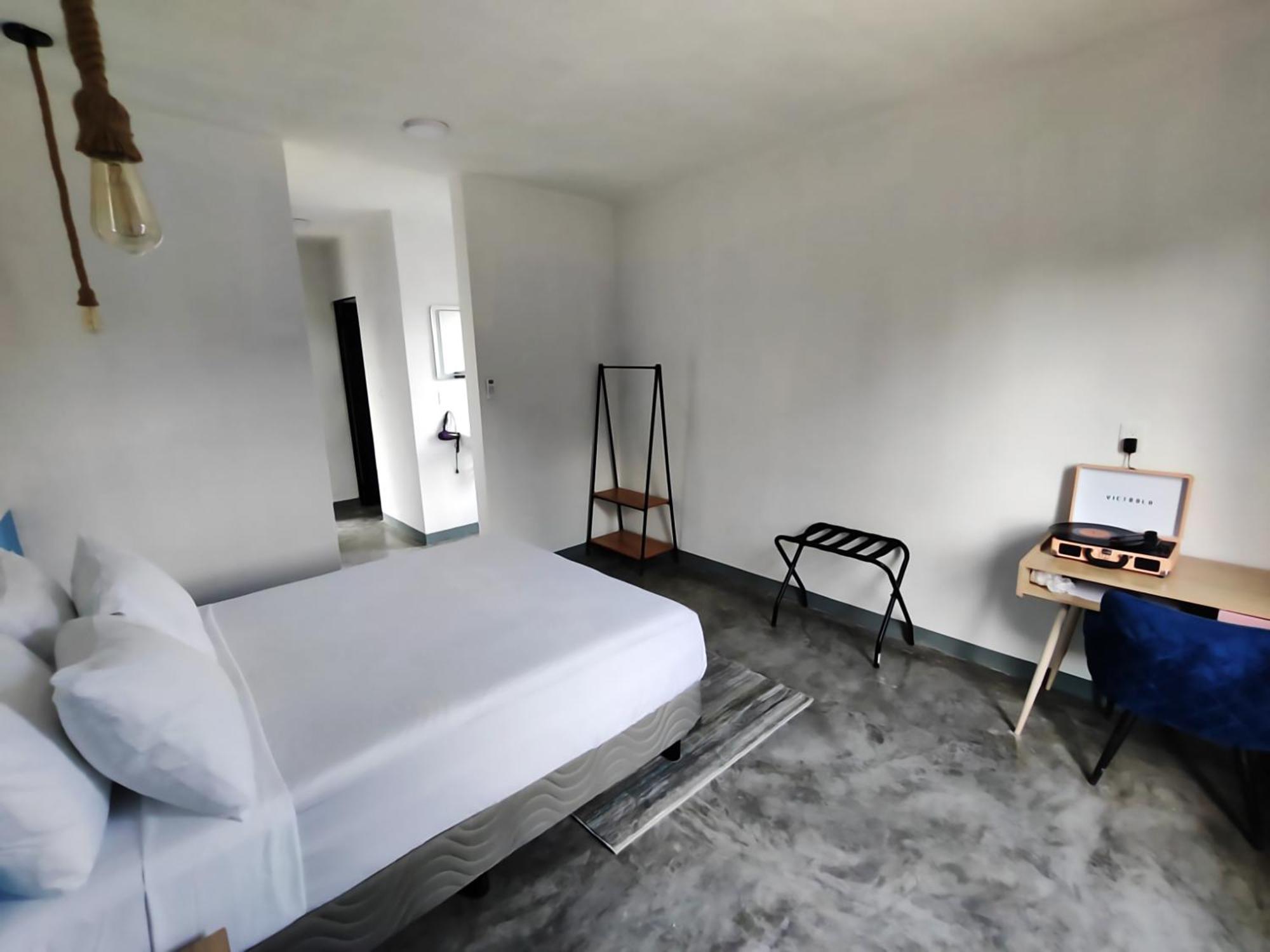 New Friends Hostel & Bar Adults Only Вальядолид Экстерьер фото