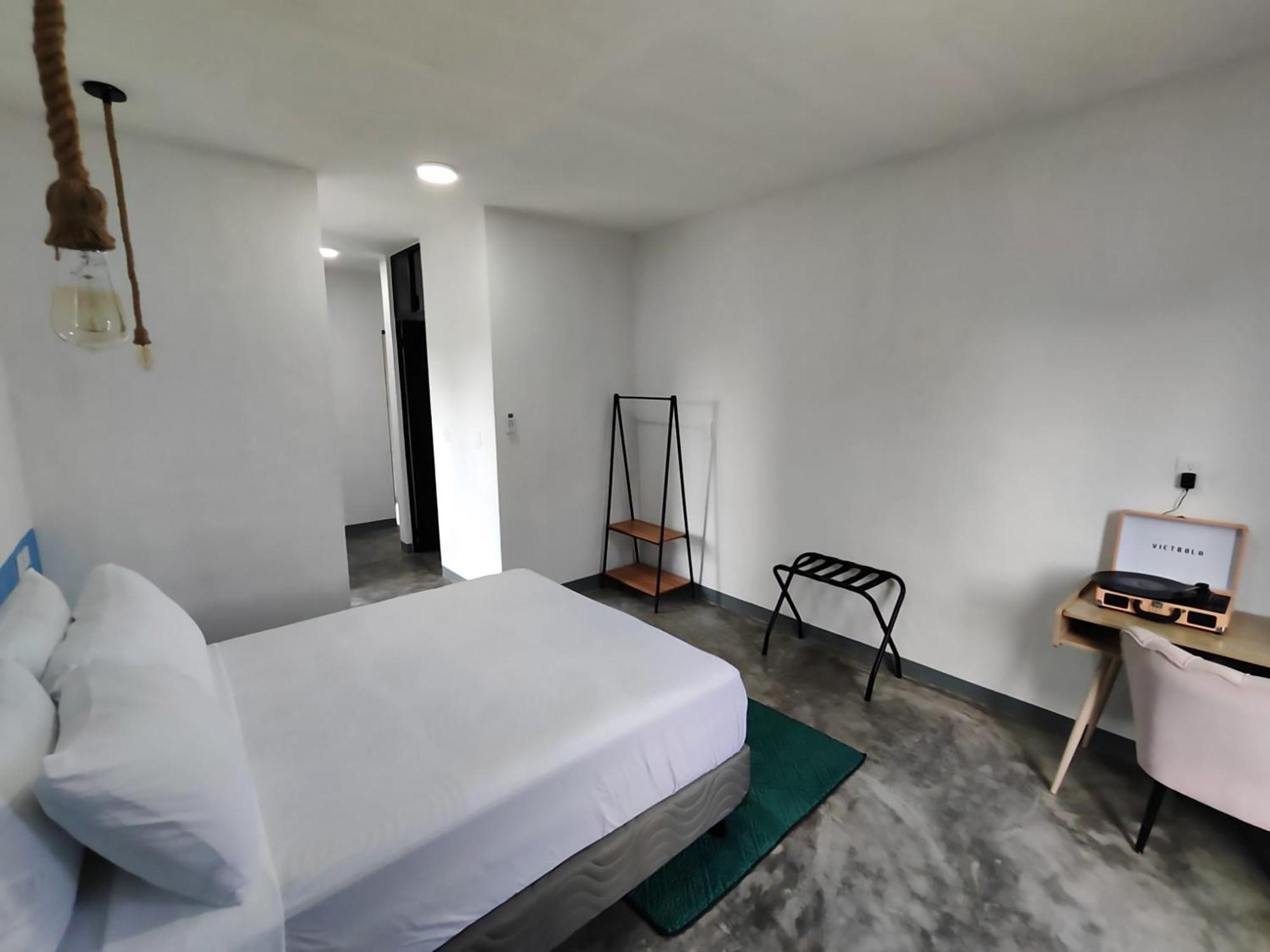 New Friends Hostel & Bar Adults Only Вальядолид Экстерьер фото
