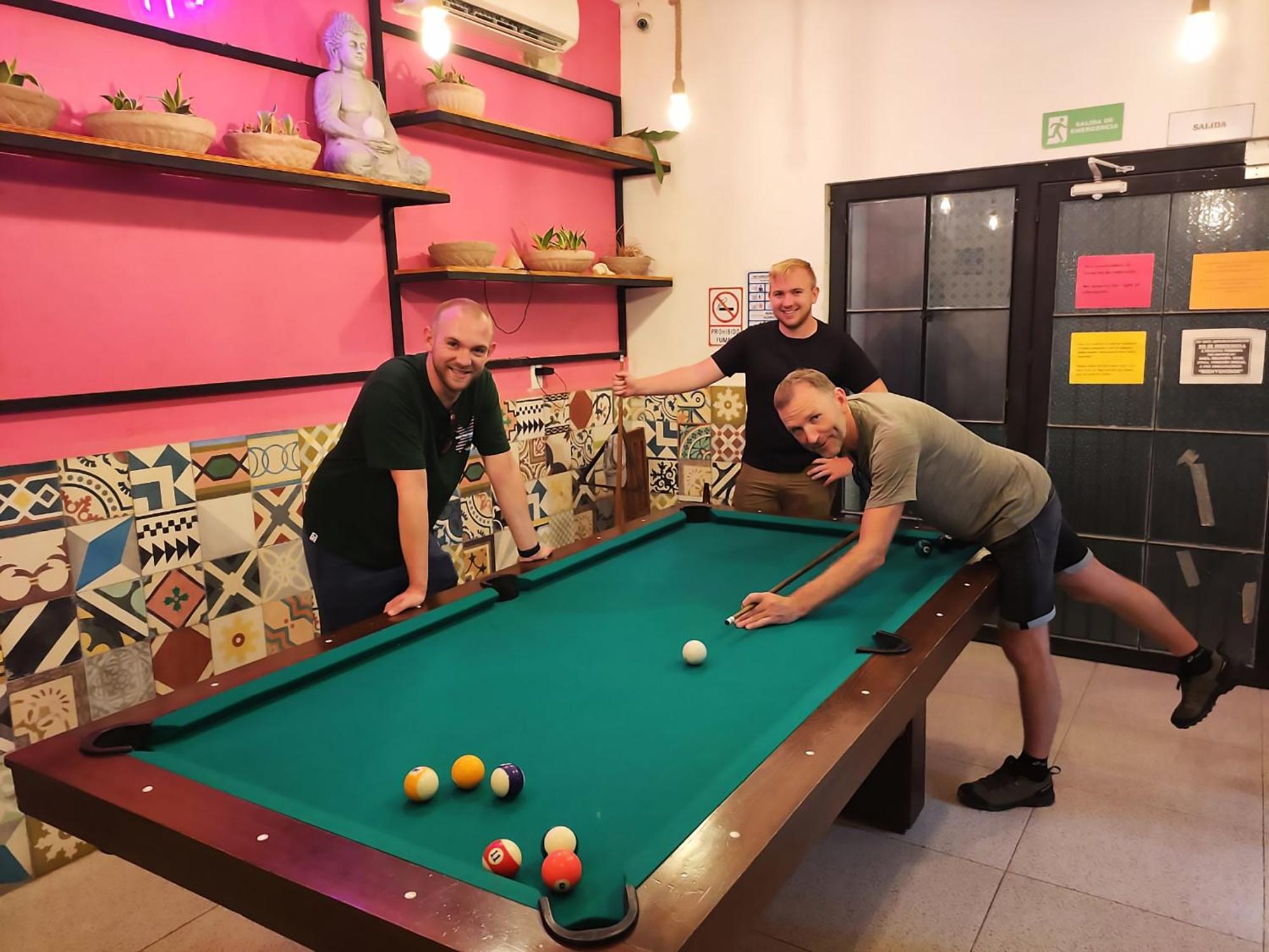 New Friends Hostel & Bar Adults Only Вальядолид Экстерьер фото