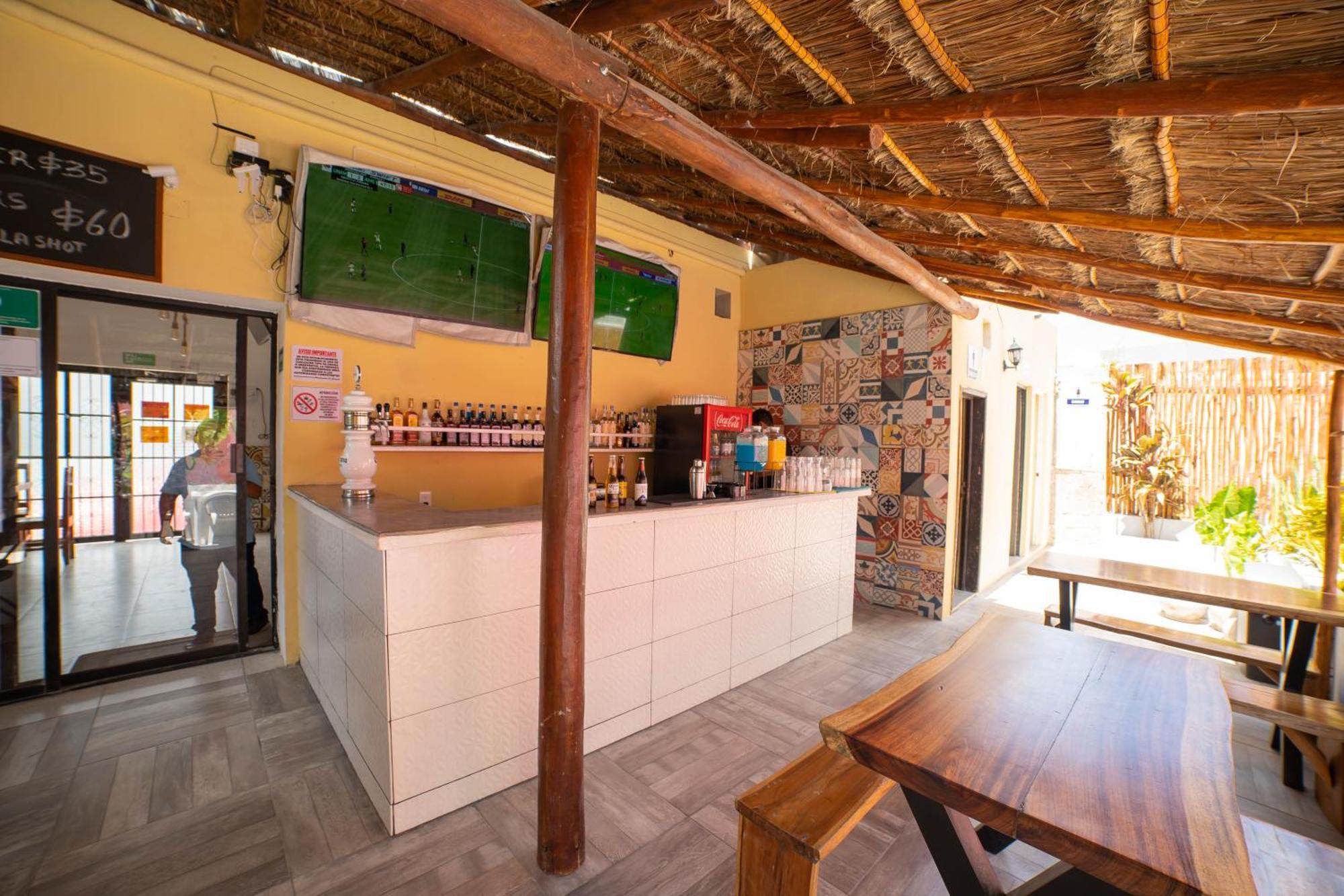 New Friends Hostel & Bar Adults Only Вальядолид Экстерьер фото
